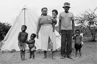 Cedric Nunn, vom Land eines wei&szlig;en Grundbesitzers vertriebene Farmpächterfamilie. Weenen, KwaZulu-Natal, 1988 &copy;Cedric Nunn